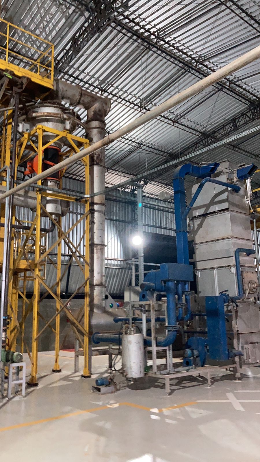 Equipamento industrial utilizado no tratamento de resíduos
